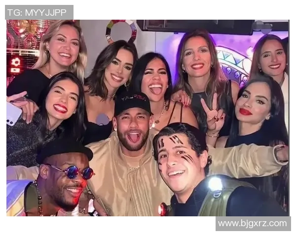 名媛与足球巨星的华丽交集:从赛场到聚光灯背后的故事 名媛与足球巨星的华丽交集:从赛场到聚光灯背后的故事