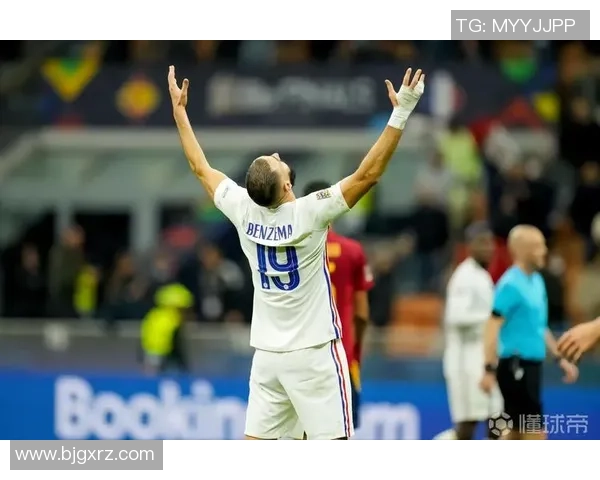 本泽马足球生涯精彩瞬间集锦 震撼球场表现与技术风采展示