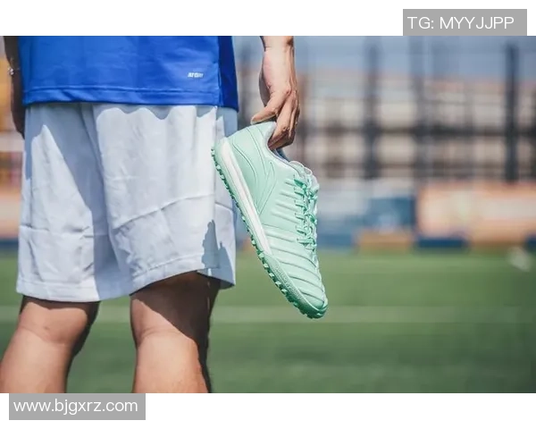 球星穿着TF足球鞋助力速度与灵动，展现竞技魅力与时尚风采